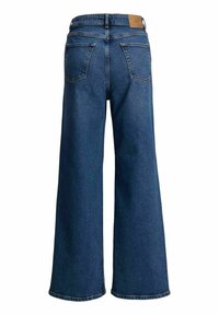 Jean en denim à taille haute et jambe large, de couleur indigo foncé, avec des poches arrière et une étiquette en cuir à la taille. Texture lisse et tissu robuste.