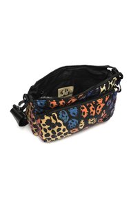 Borsa in tessuto multicolore con motivi leopardati e astratti, dotata di chiusura con zip e fodera interna nera. Inclusa una tracolla regolabile.