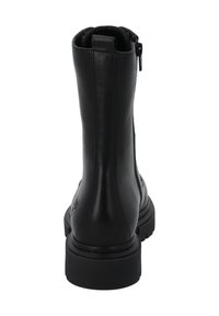 Stivale alla caviglia in pelle nera con cerniera laterale, punta arrotondata e suola in gomma testurizzata. Presenta un design cucito e un'etichetta per il tiraggio sul retro.