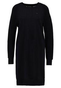 Svart stickad klänning med ribbade ärmar och rund halsringning. Slät textur, avslappnad passform och ribbade detaljer längs axlarna och ärmsluten.