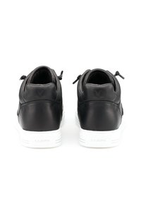 Schwarze Leder-Sneaker mit glatter Oberfläche, weißen Gummisohlen und geprägtem Branding. Mit gepolsterter Knöchelunterstützung und elastischen Schnürsenkeln.