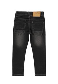 Vaqueros de mezclilla negros con corte ajustado, que cuentan con dos bolsillos traseros, costuras en contraste y una etiqueta marrón en la cintura.