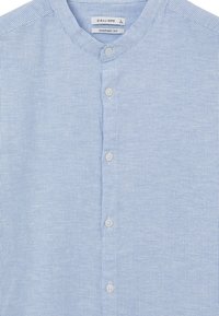 Himmelblau gestreiftes Button-Up-Hemd mit Stehkragen, ausgestattet mit weißen Knöpfen und einem Etikett für bequemen Sitz innen.