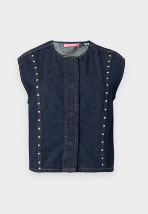Denimvest, mørkeblå, ærmeløs design. Har dekorative nitter langs for- og sidesømmene med kontrastsyning.