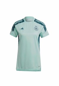 Svetle zelený fotbalový dres Adidas s tmavě zelenými vzorovanými ramenními panely, logo Německého fotbalového svazu a dvě hvězdy nad znakem.