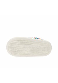 Suela de zapato de goma blanca con un patrón de ondas texturizado, que presenta rayas multicolores a lo largo del lateral y una marca grabada en la parte inferior.