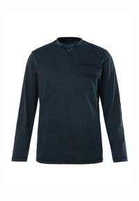 Koszula z długim rękawem w kolorze granatowym, wykonana z miękkiej bawełny. Posiada okrągły dekolt oraz wytłoczenie na klatce piersiowej z napisem "Lake Area 1881 Wyoming".