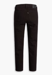 Jeans de mezclilla negra con corte recto, que cuentan con dos bolsillos traseros y una etiqueta de cuero en la cinturilla. Textura suave y dobladillos acabados.