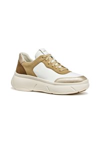 Sneaker met een bovenwerk van wit leer en tan suède accenten, gouden hardware en een dikke witte zool met een textuurontwerp. Licht en modern.