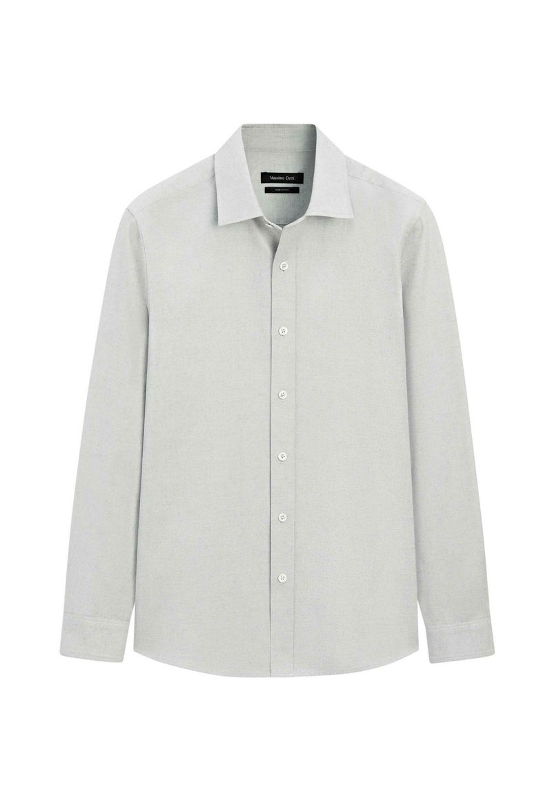 Camicia grigio chiaro a maniche lunghe con chiusura frontale a bottoni, colletto classico e tessuto dalla texture liscia. Presenta un orlo arrotondato e bottoni bianchi.