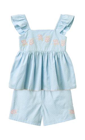 Helesinine väikelapse riietus volangikujuliste rihmade, rinna- ja lühikeste pükste lillemustriga tikkimisega, tekstuurse kangaga ja kogutud peplum topiga.