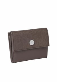 Portefeuille compact en cuir marron avec surface texturée et une fermeture à bouton argenté ornée d'un emblème floral gravé.