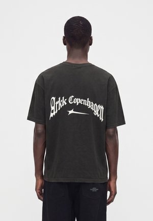 ARKK Copenhagen, GOTHIC BOXY TEE UNISEX - Μπλουζάκι με στάμπα - black