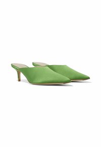 Zelene satenirane slip-on mule s šiljastim prstom i malom stiletto petom. Elegantan dizajn bez vidljivih dodataka ili ukrasa.