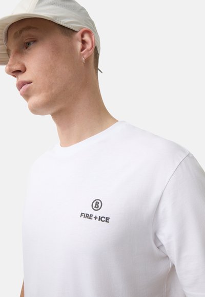 Hvid bomulds t-shirt med rund halsudskæring, korte ærmer og et sort trykt logo "FIRE+ICE" på venstre bryst.