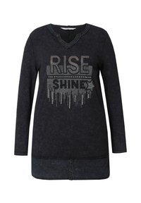 Schwarze Langarm-Tunika mit V-Ausschnitt, ausgestattet mit einem mit Nieten verzierten "RISE SHINE"-Grafikdesign und einem Knopfdetail am Saum. Weicher, strukturierter Stoff.