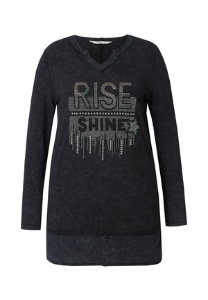 Zwarte long-sleeve tuniek met een V-hals, voorzien van een bedrukte "RISE SHINE" graphic en een knopenaccent aan de zoom. Zachte, gestructureerde stof.