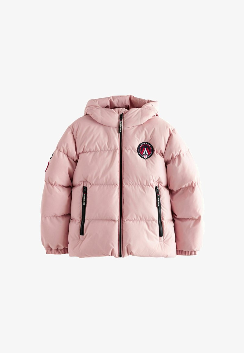 Šviesiai rožinė pūkinė striukė su gobtuvu; turi juodus užtrauktukinius kišenes ir apvalų logotipą ant krūtinės; tekstūruotas, siuvinėtas dizainas.