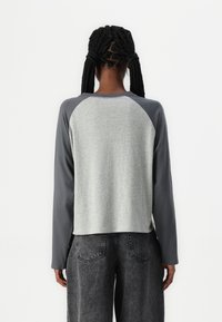 Hollister Co. Easy Long-Sleeve Raglan T-Shirt - Ilgarankovis viršutinės dalies drabužis - grey
