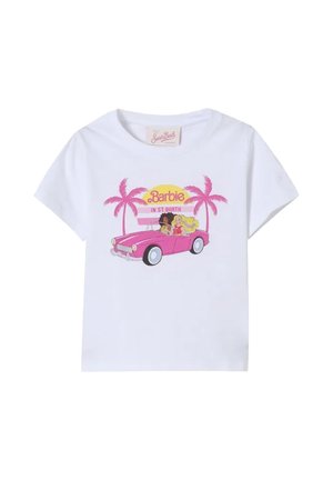 Maglietta bianca con due donne su una decappottabile rosa, palme rosa e la scritta "Barbie in St. Barth".