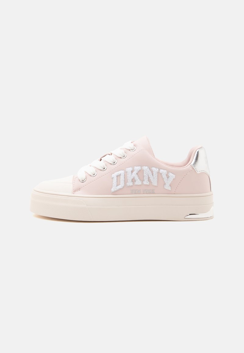 Baskets basses à plateforme rose DKNY avec lacets blancs, bout blanc, détail argenté au talon et logo DKNY New York sur le côté.