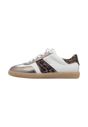 Sneaker met witte leren bovenwerk, metallic gouden accenten, een panterprintpaneel en een textuur gouden hak. Rubberen zool en witte veters.