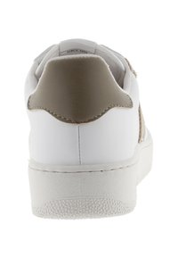Sneaker bianco visto dal tallone, con dettagli in pelle beige sul retro e suola in gomma bianca texture.