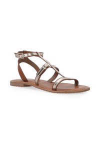 Brune læder flade sandaler med metalliske sølvstropper, justerbare spændefunktioner og en tekstureret sål for komfort.