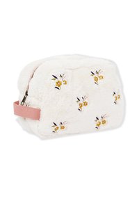 Una morbida pochette bianca in peluche con fiori ricamati gialli e rosa e una maniglia laterale in tessuto rosa.