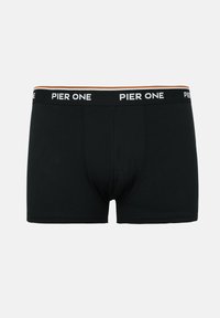 Sorte bokserbriefs til mænd med "PIER ONE"-logo på den elastiske linning og en tynd orange stribe over linningen.