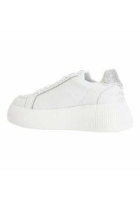 Sneaker bianco con tomaia in pelle liscia e suola testurizzata. Presenta un accento glitterato argento sul tallone e chiusura con lacci.