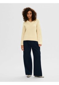 Selected Femme V AUSSCHNITT - Maglione - birch