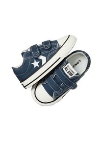 Marineblaue Segeltuch-Sneaker mit weißer Gummikappe und -sohle. Verfügt über zwei Velcro-Riemen und ein weißes Stern-Detail an der äußeren Seite.