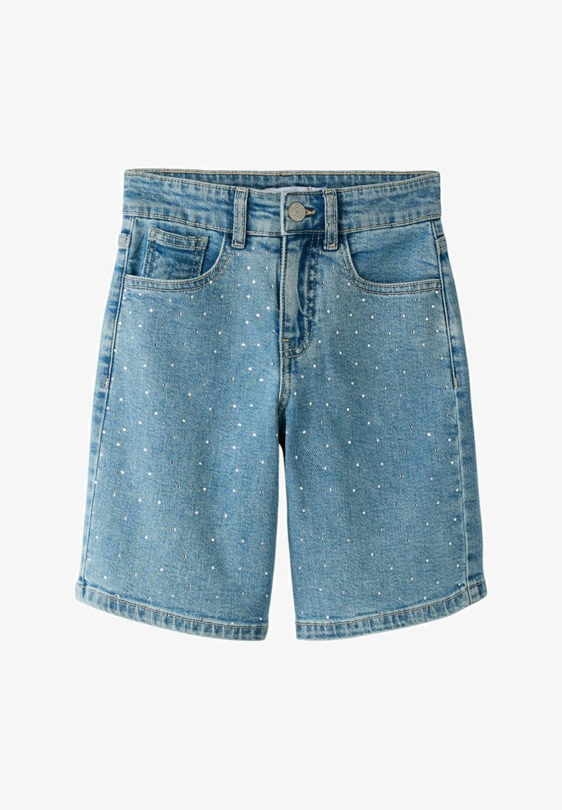 Short en denim bleu clair avec petits pois blancs, fermeture par boutons sur le devant, passants pour ceinture et poches avant.