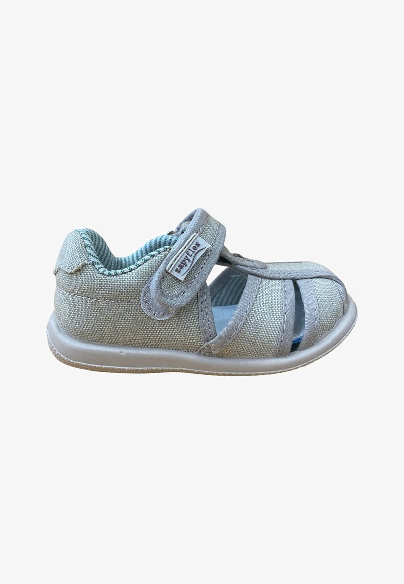 Sandalia para niño pequeño de color gris claro con puntera cerrada, correa ajustable de Velcro etiquetada "Zapyflex" y forro interior acolchado con rayas.