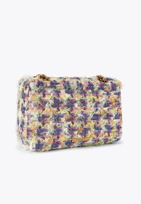 Bunte Tweed-Umhängetasche mit texturierter, flauschiger Oberfläche. Verfügt über goldene Beschläge und eine rechteckige Form, kombiniert lila, grüne und pinke Farbtöne.