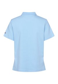 Svetlomodré polo tričko s krátkymi rukávmi, jemným zvislým rebrovaním a malým červeno-bielo-modrým logom na ľavom rukáve, zobrazené zozadu.