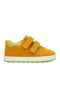 Sneaker giallo in suede con due cinturini in Velcro, suola in gomma bianca e battistrada verde. Presenta perforazioni sul lato e una linguetta gialla testurizzata.