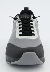 Grauer Sportschuh mit einem strukturierten Obermaterial aus Stoff, schwarzen Schnürsenkeln und einer verstärkten Zehenkappe. Mit einer Gummisohle und einem gepolsterten Kragen ausgestattet.