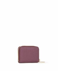 Cartera con cremallera hecha de tela texturizada de color púrpura con un borde marrón. Presenta una cremallera de tono dorado y un pequeño acento metálico para facilitar la apertura.