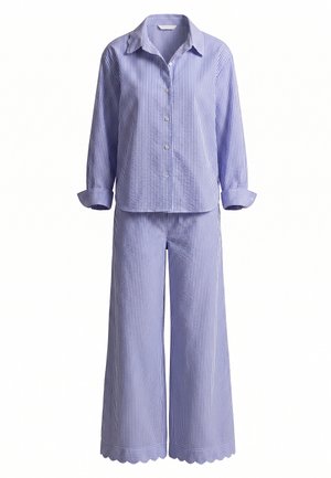 Chemise boutonnée à manches longues à rayures verticales bleues et blanches avec col, et pantalon large assorti avec ourlet festonné.