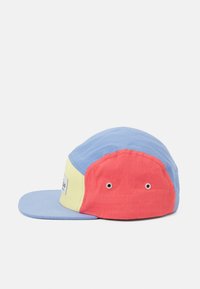 Kappe aus Baumwolle mit einem mehrfarbigen Design in Blau, Gelb und Rot. Enthält Belüftungsöffnungen und ein Etikett auf der Vorderseite.