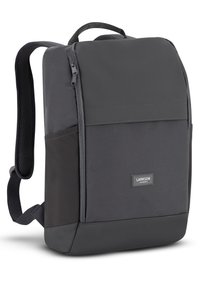 Zaino grigio con design in tessuto liscio, chiusura con zip e spallacci imbottiti. Include un contrasto nero nella parte inferiore.