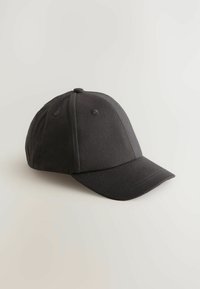 Cappello nero in tessuto con forma strutturata, visiera curva e sei occhielli di ventilazione. Design semplice senza loghi o grafiche visibili.