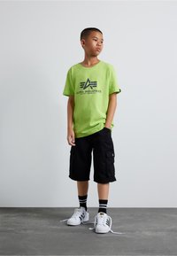 Alpha Industries BASIC KIDS TEENS UNISEX - Triko s potiskem - hornet green