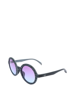 Occhiali da sole rotondi con montatura nera a motivo floreale e lenti sfumate dal viola al blu, con logo Adidas sulla stanghetta.