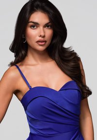 Abito in satin viola con scollo a cuore, corpetto arricciato e sottili spalline. Texture liscia e design minimalista.