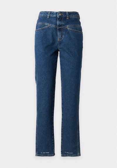 Jean en denim bleu avec jambes droites, poches avant, passants de ceinture et fermeture par boutons, présenté sur un fond clair uni.