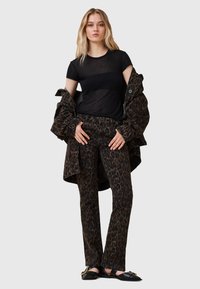 AllSaints HALDAN  - Jeans Bootcut - leppo brown