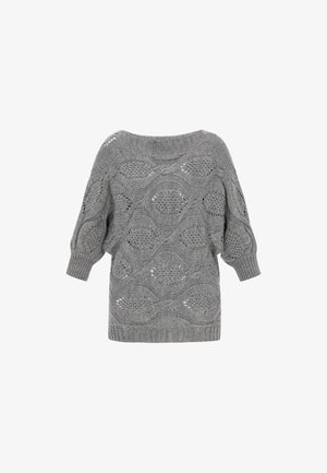 Szary sweter dzianinowy o luźnym kroju, dekolcie w łódkę, teksturowanym wzorze oraz rękawach o długości trzech ćwierć. Zawiera ażurowe sploty oraz ribbany na końcach.